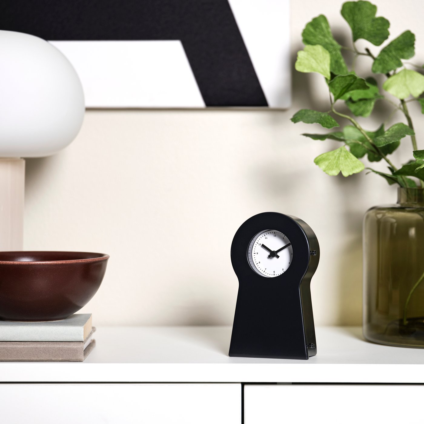 Eine kleine schwarze Standuhr