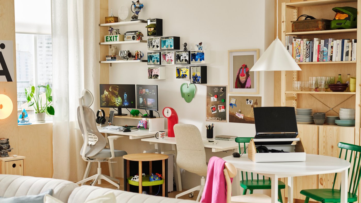 Une coque d’assise SPELBREDD beige en tissu Gunnared, avec un dossier haut, dans le salon.