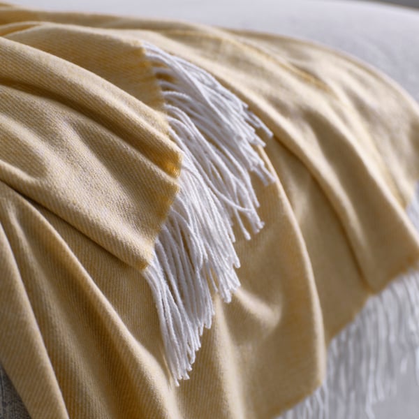 Una coperta HOLMVI beige-gialla