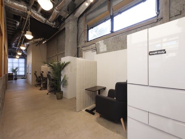 デッドスペースだった冷蔵庫横には座り心地の良いチェアを入れて席数を確保。