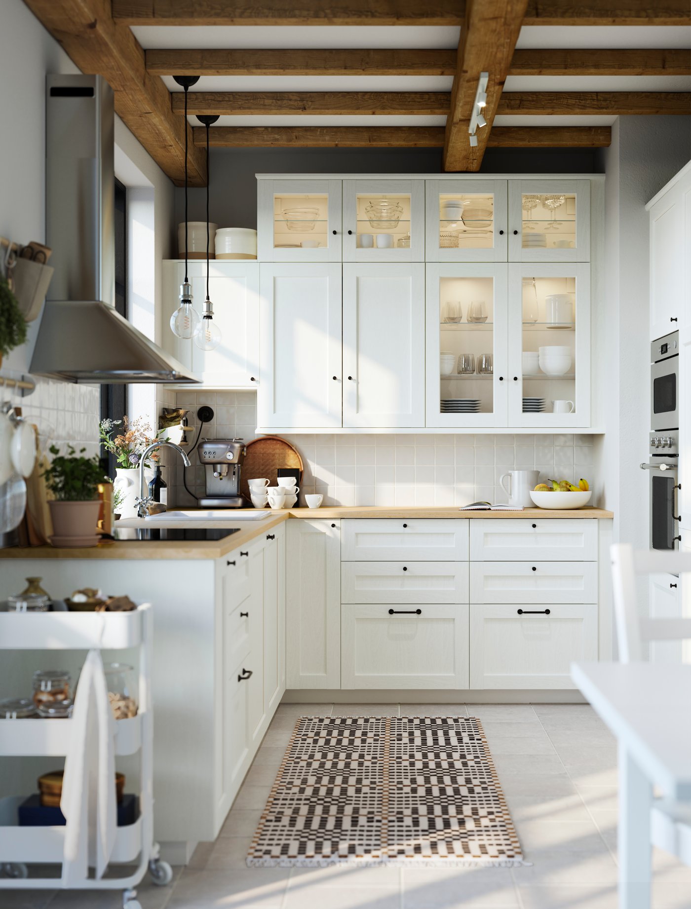 Cocina con frentes de cajón blancos con armarios bajos con encimeras beige, una alfombra y varios armarios de pared.
