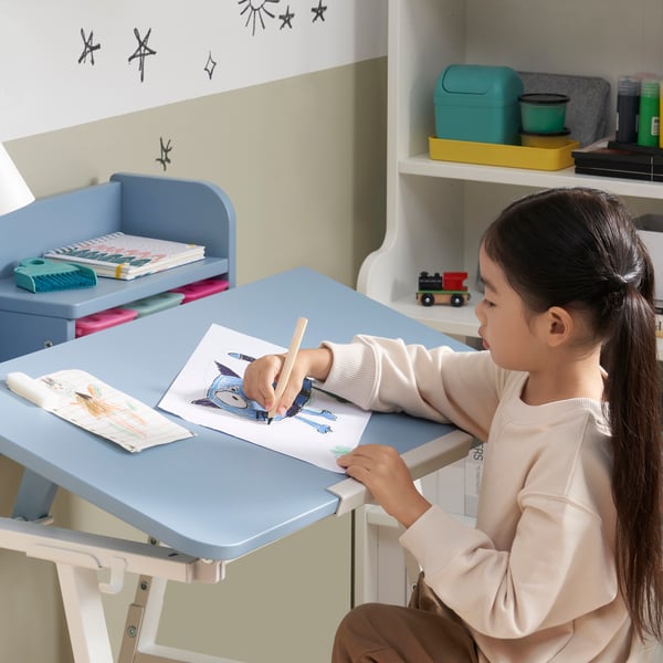 A tiltable PIPLÄRKA desk