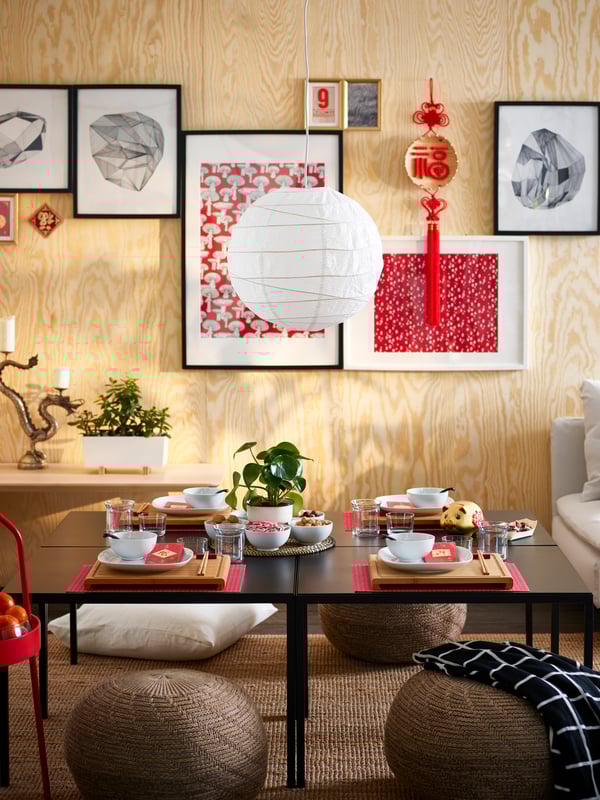 A white RIBBA frame in the dining room