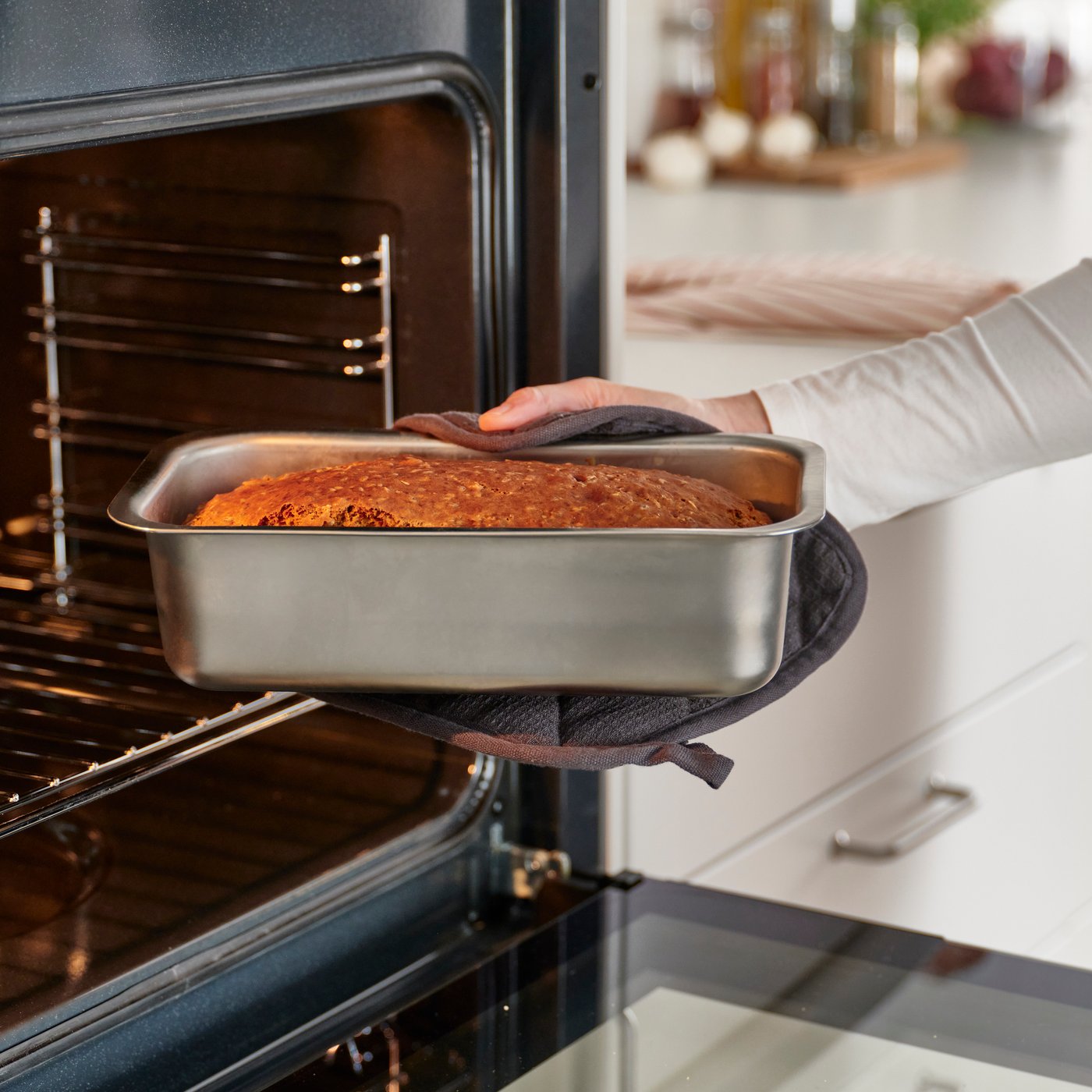 Moule à gâteau sortant du four