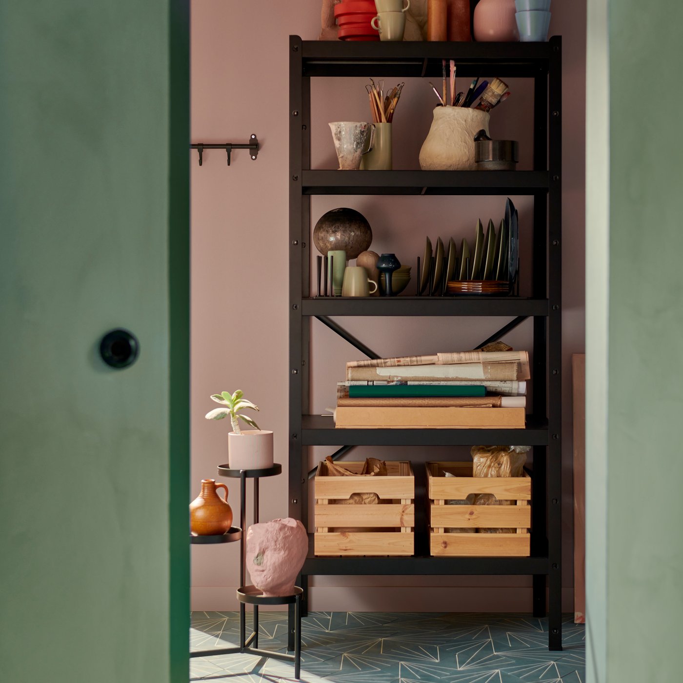 Черная подставка для растений OLIVBLAD для использования в помещении и на улице