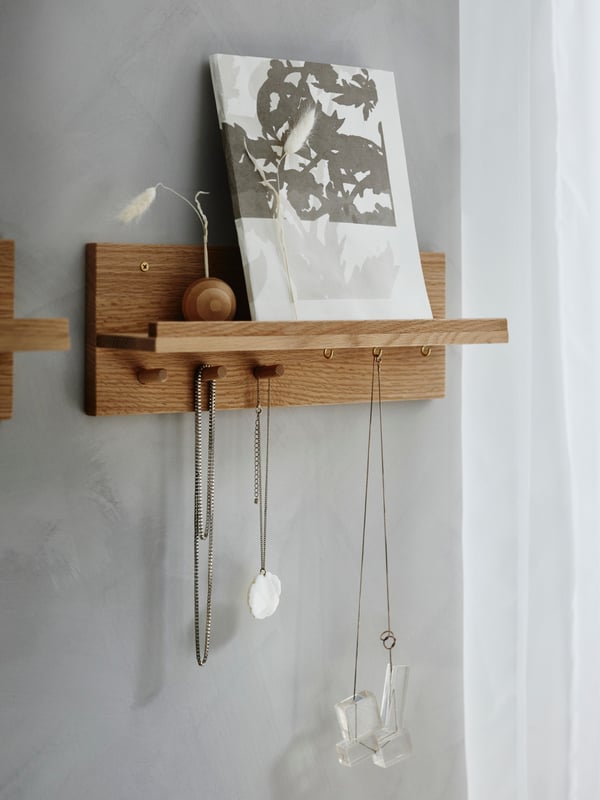 HÄSTVISKARE on a grey wall showing decorative items and hooks with accessories. 