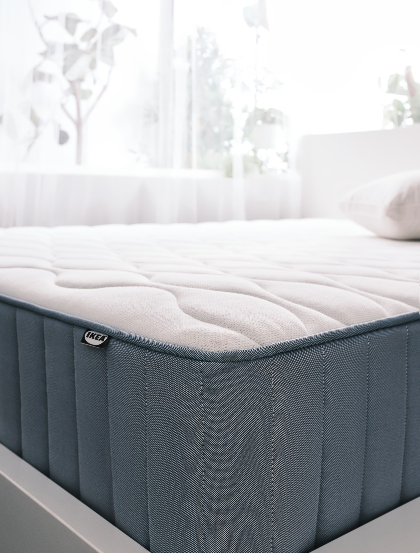 A firm/light blue VÅGSTRANDA pocket sprung mattress