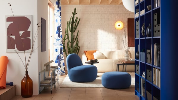 A Gunnared dark blue LILLESÄTER pouffe in the living room