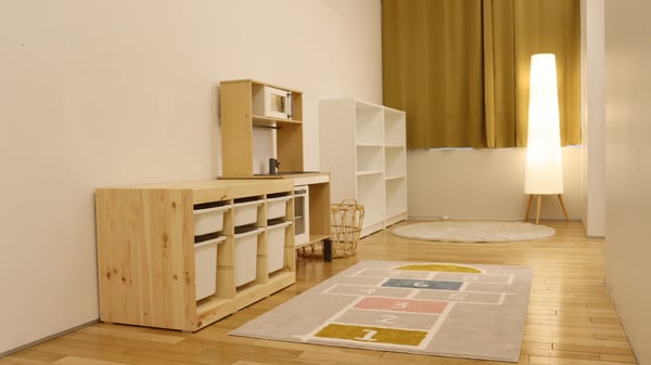 木目や白を基調とした空間におもちゃが置かれている。