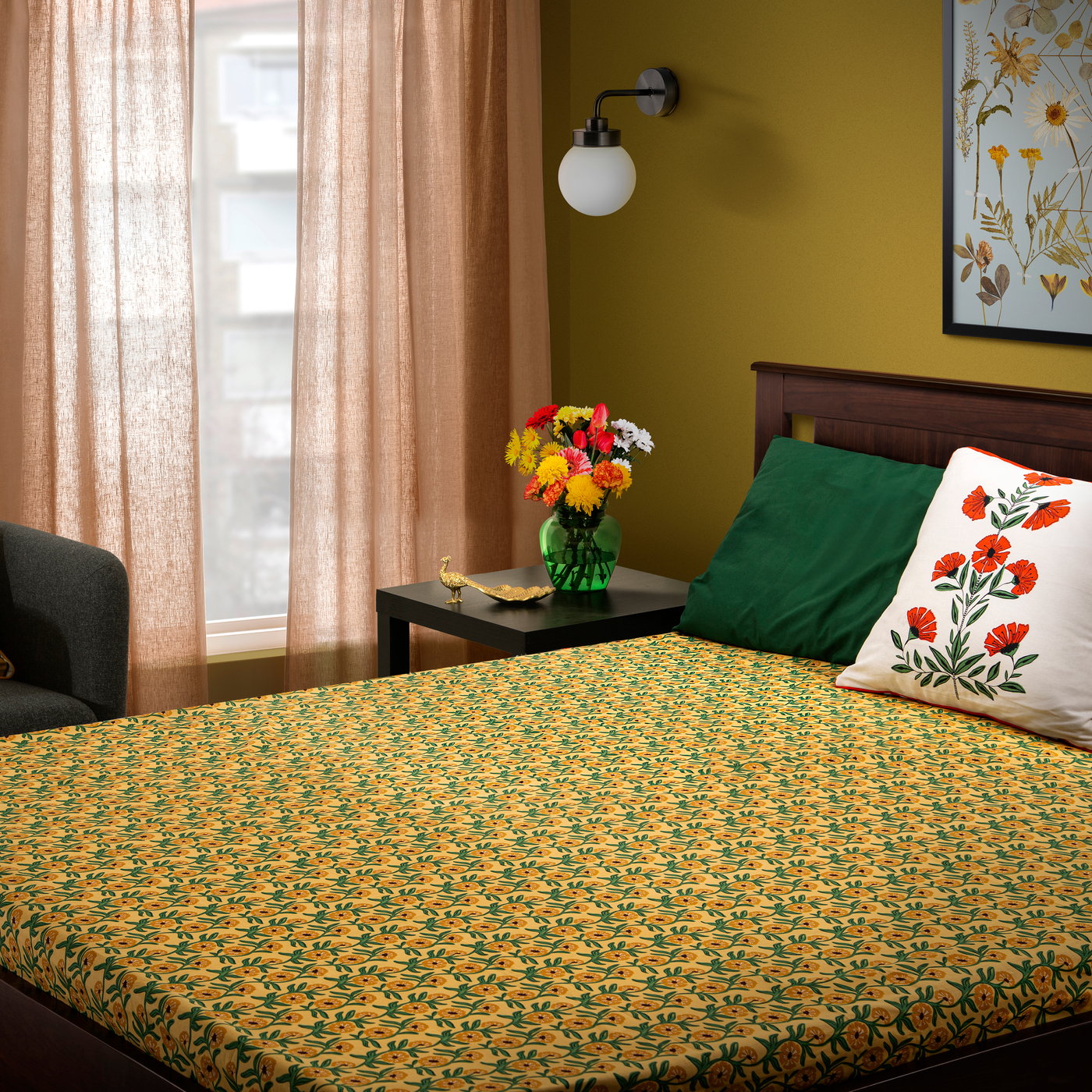 A multicolour AROMATISK flat sheet and 2 pillowcase