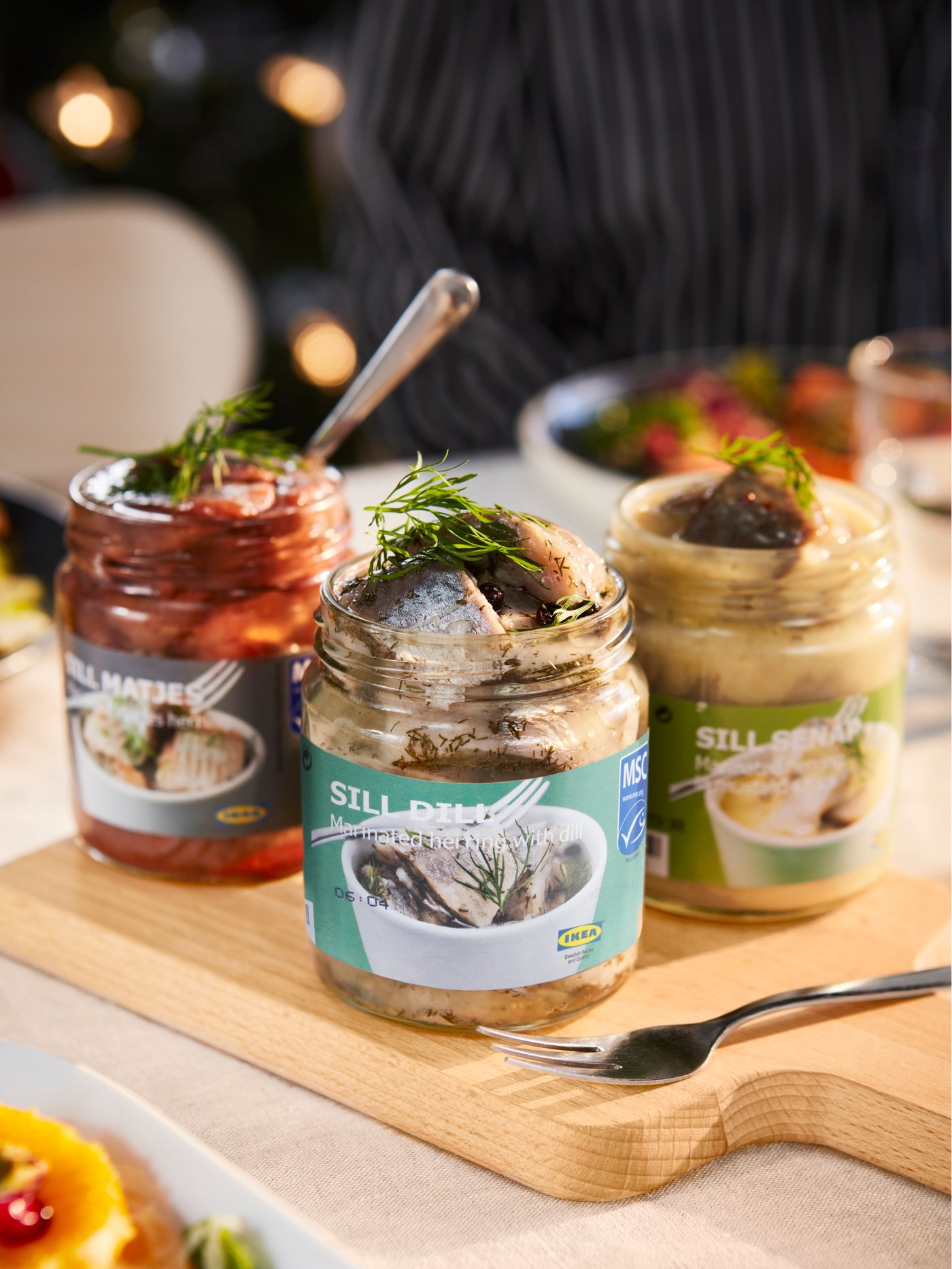 Tre sorters sill från IKEA på en liten skärbräda.