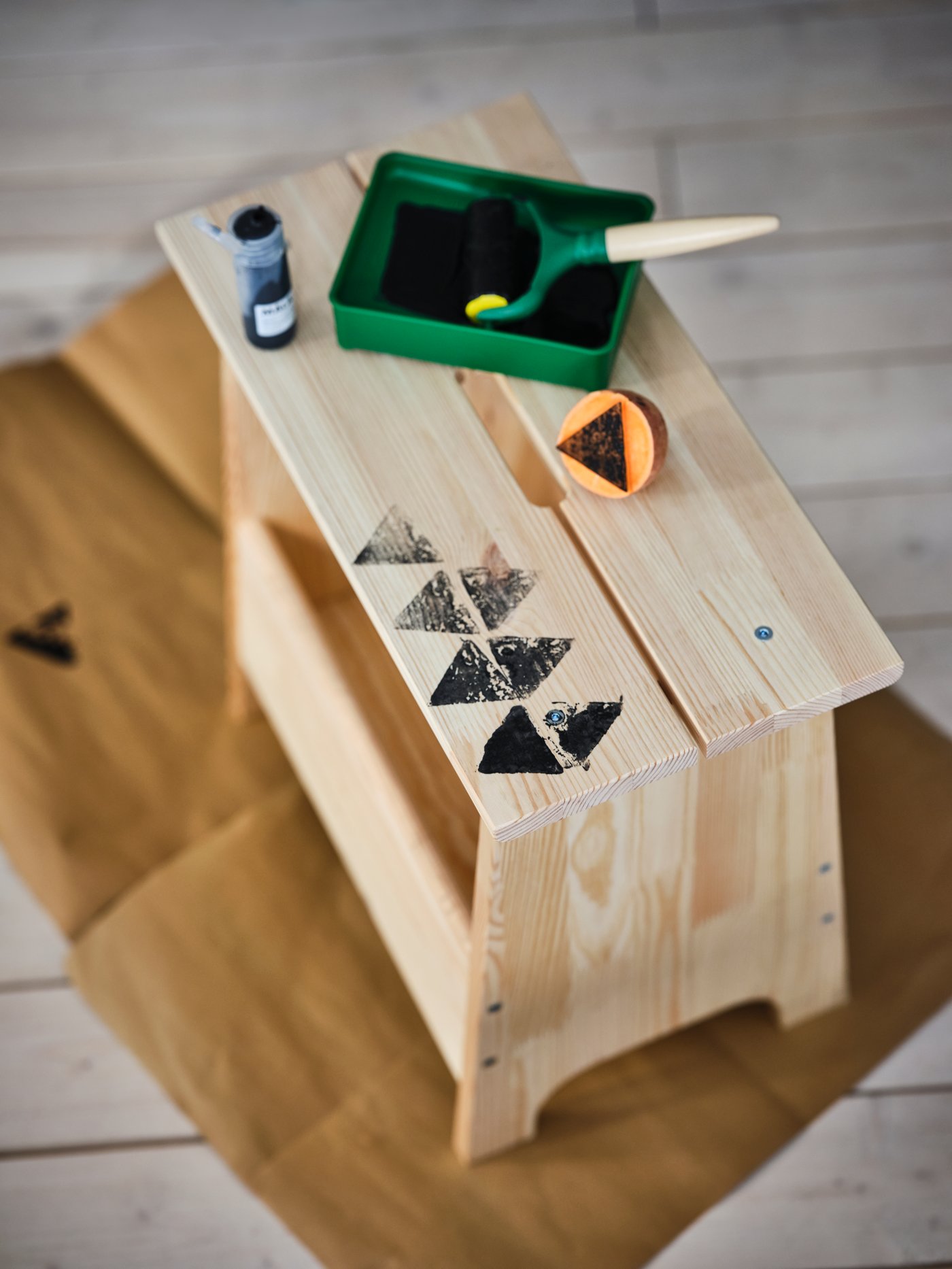 A mixed colours MÅLA paint