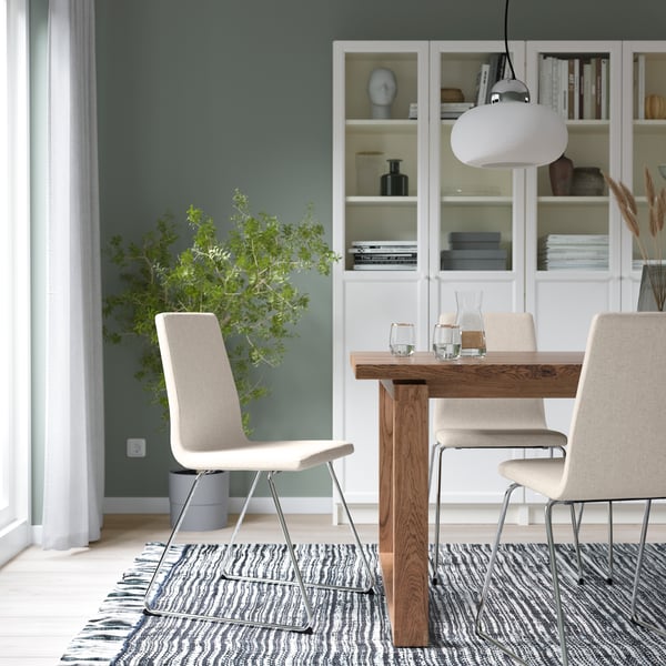 A chrome-plated/Gunnared beige LILLÅNÄS chair in the dining room