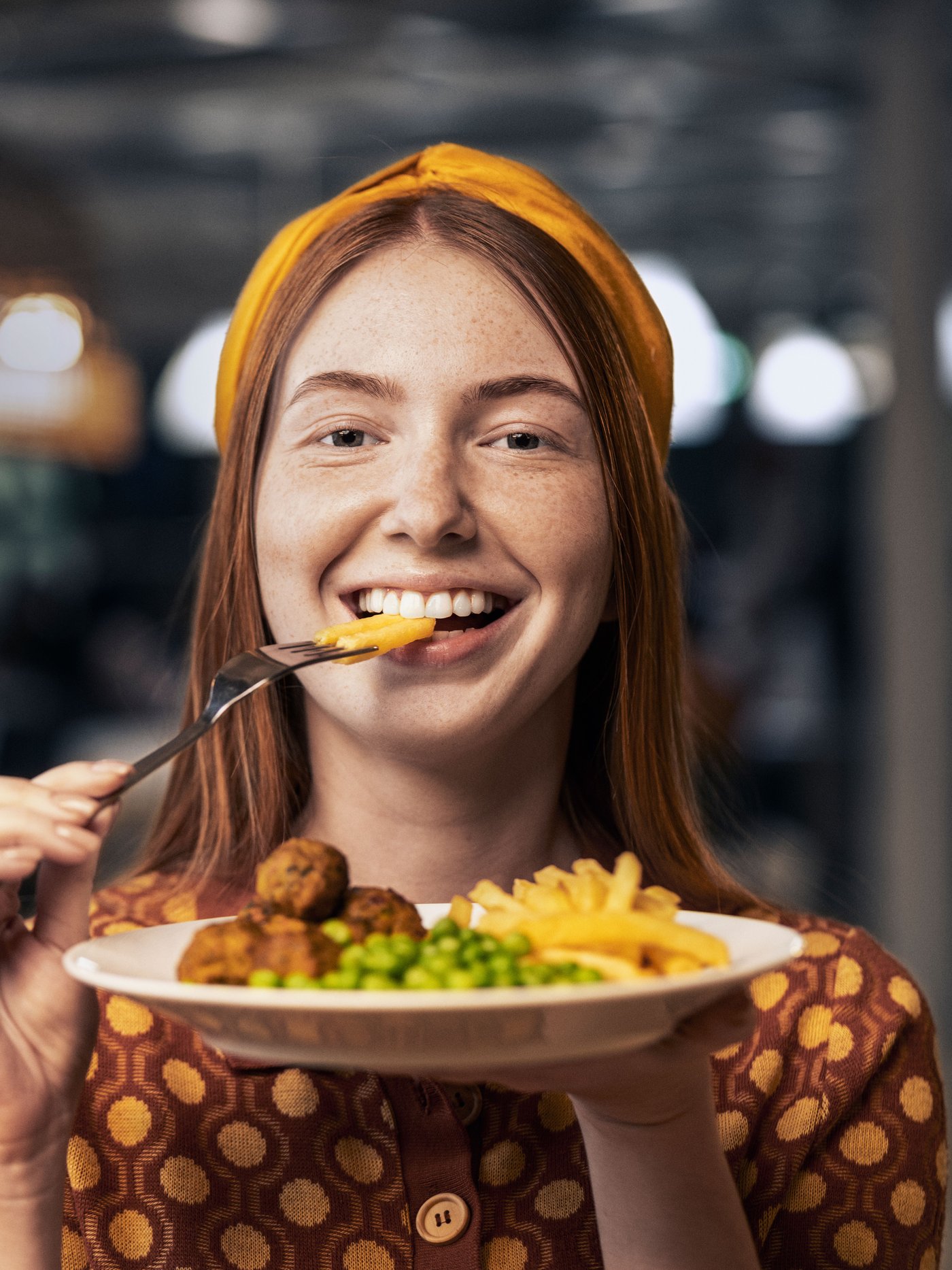 Žena, co si užívá zeleninové kuličky.