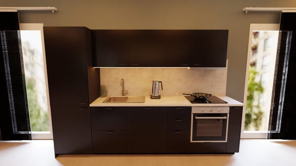 Moderne Küche mit dunklen Schränken, heller Arbeitsplatte, Spüle, Herd, Ofen und Wasserkocher. Zwei Fenster mit dunklen Rollos, heller Holzboden