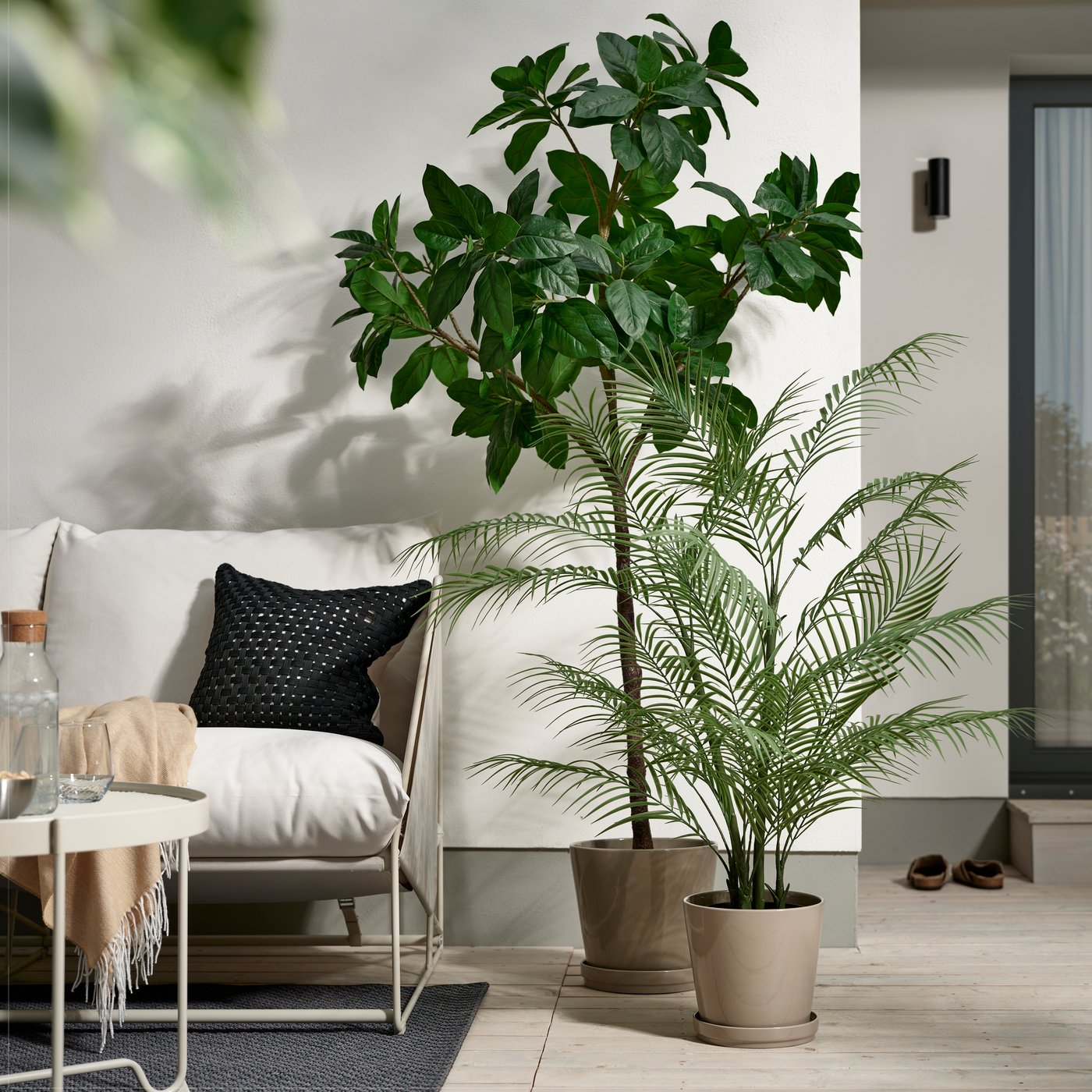 Una planta artificial FEJKA de palma areca para interior o exterior, en maceta.