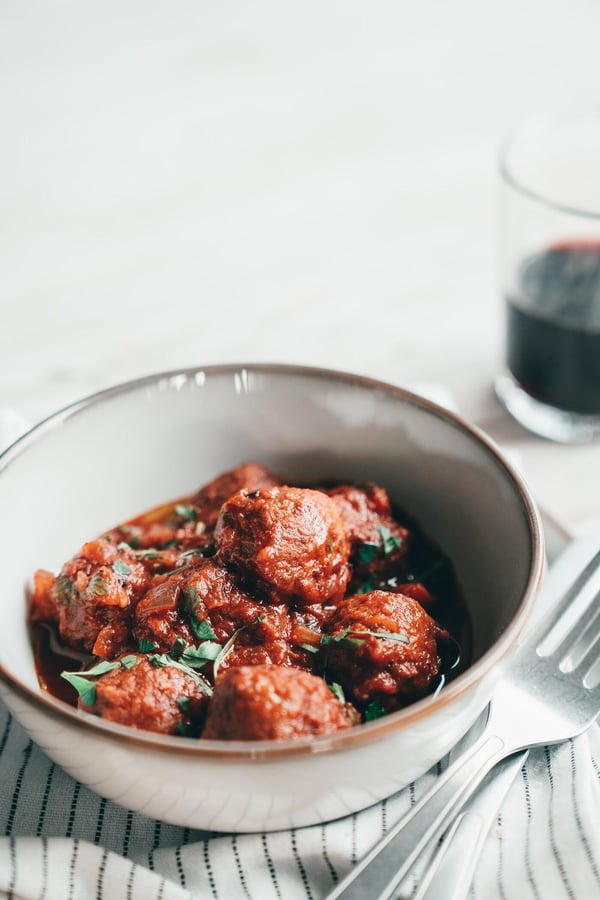 Albóndigas di plantbullar vegetariane in una insalatiera