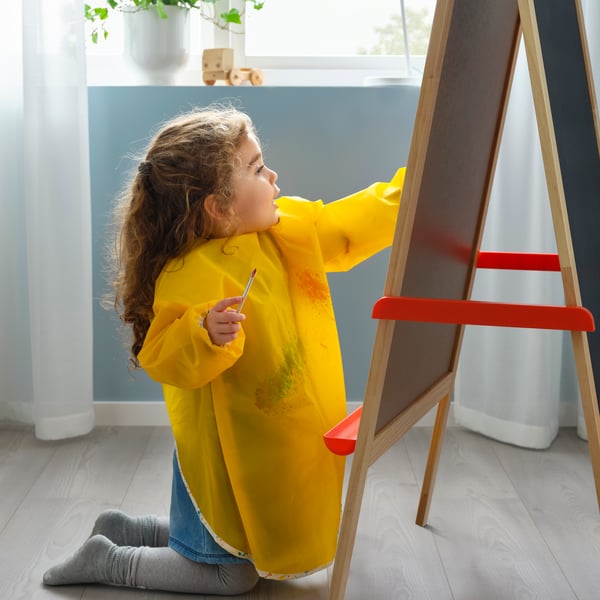An yellow MÅLA apron with long sleeves