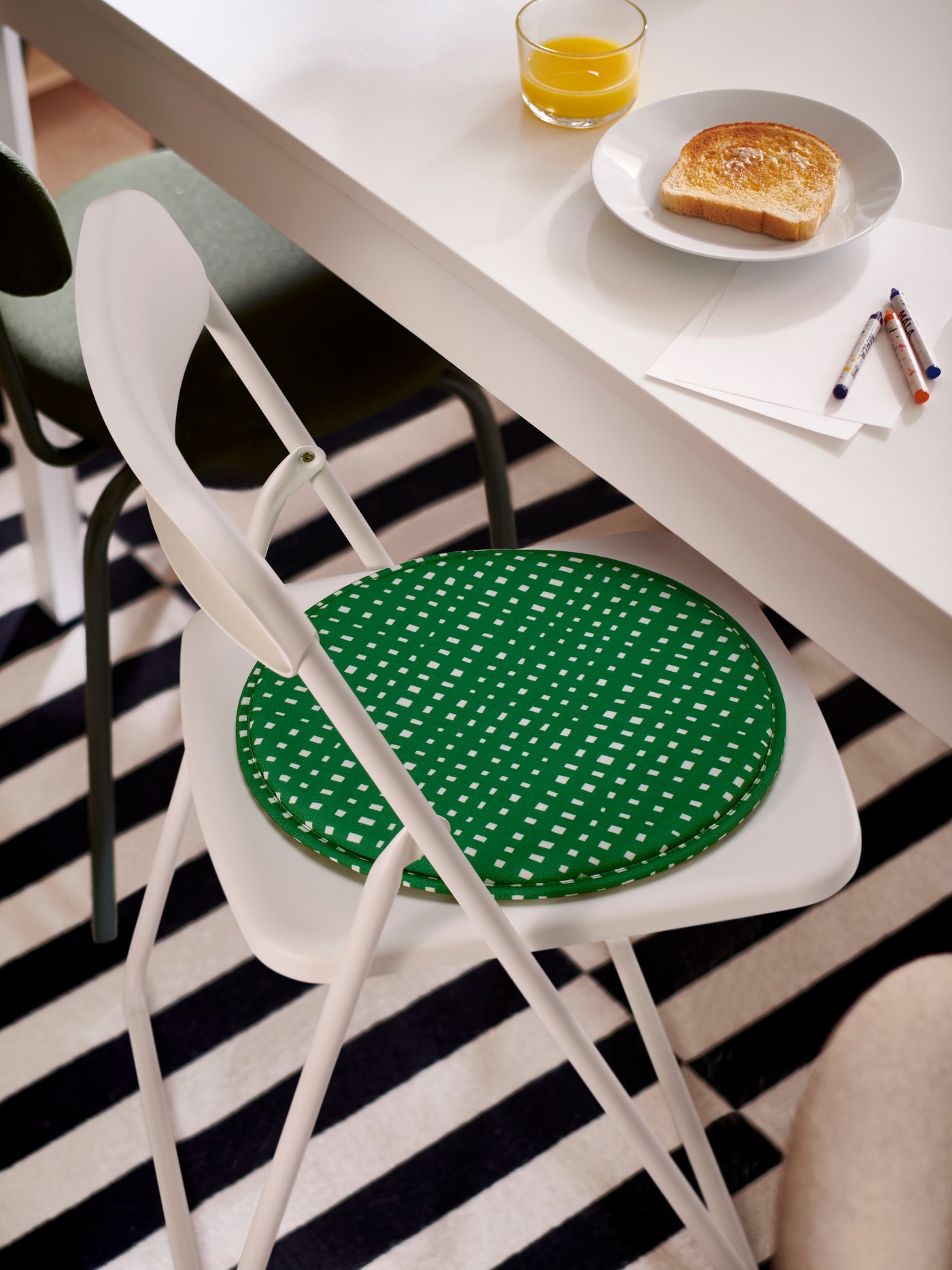 A green/white ÄNGSFRÄKEN chair pad