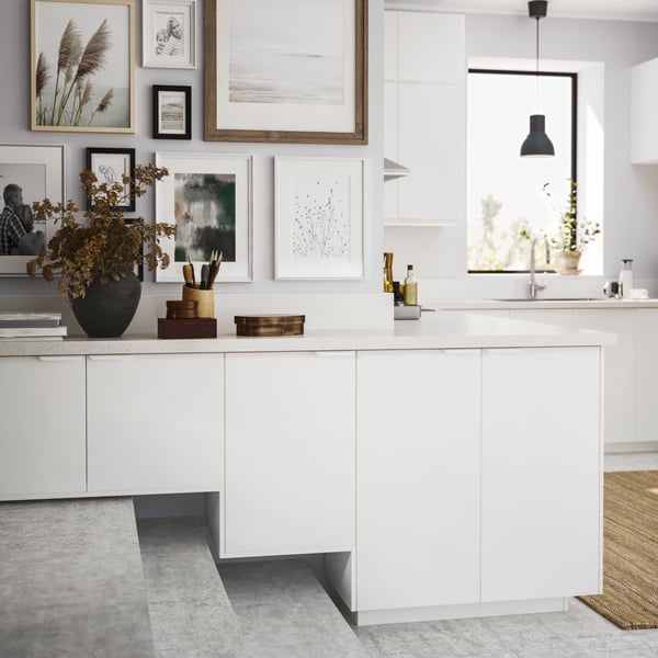 A dark grey HEKTAR pendant lamp in the kitchen