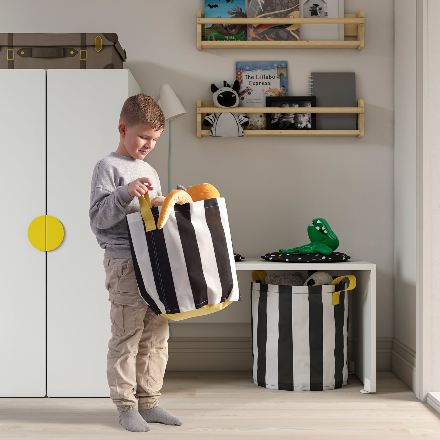 Jongetje draagt een zwart-witte opbergmand 