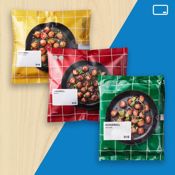 Tre confezioni di polpette HUVUDROLL di colori diversi e su sfondo in parte di legno e in parte blu.