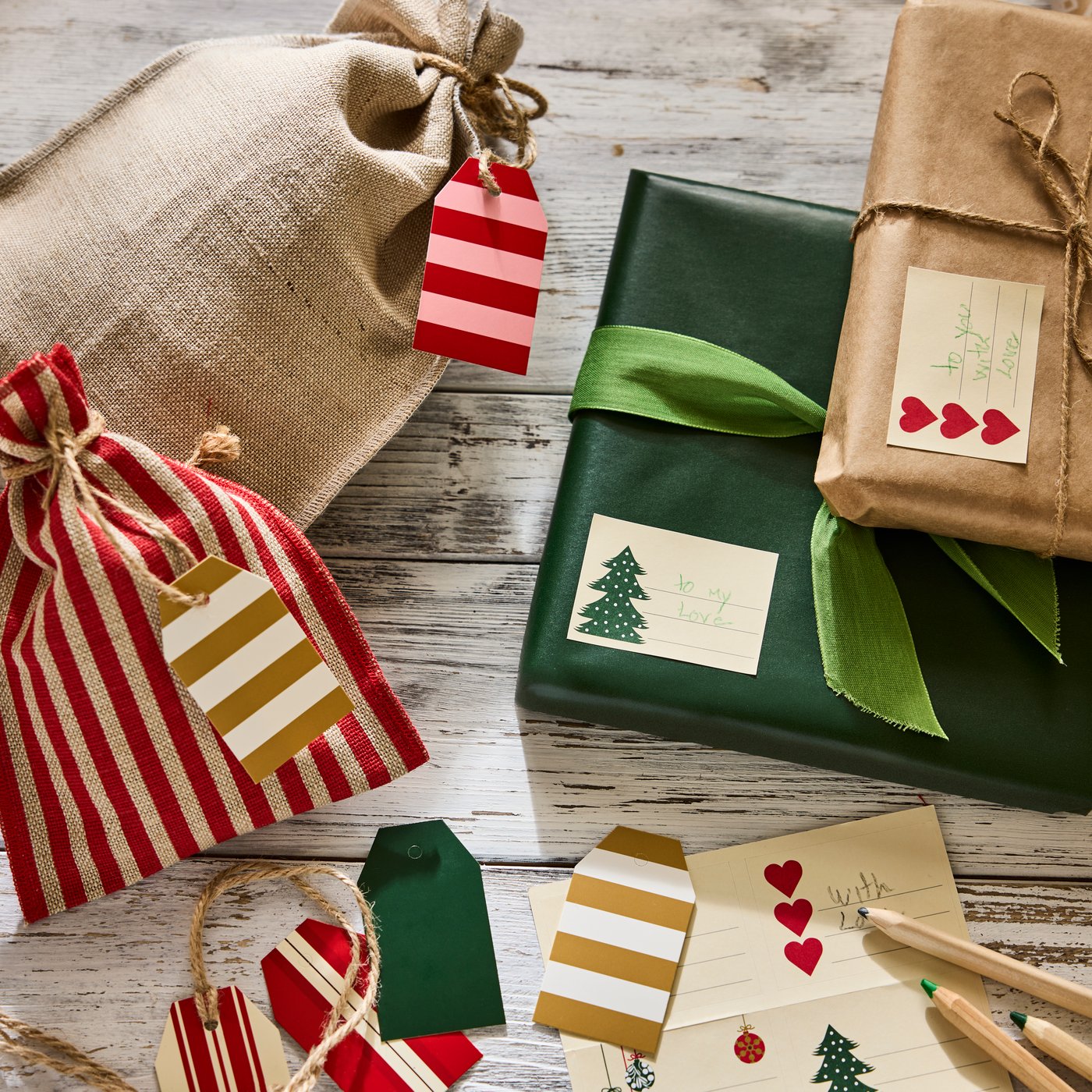 Geschenke in verschiedenen Geschenkverpackungen und unterschiedlichen Etiketten.