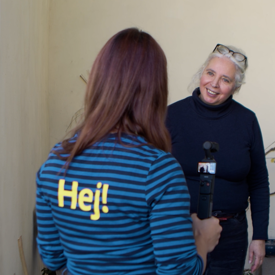 Collaboratrice IKEA de dos face à une dame aux cheveux gris avec des lunettes sur la tête