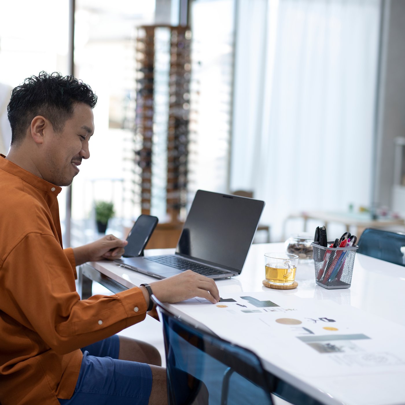 Un homme sur son ordinateur.