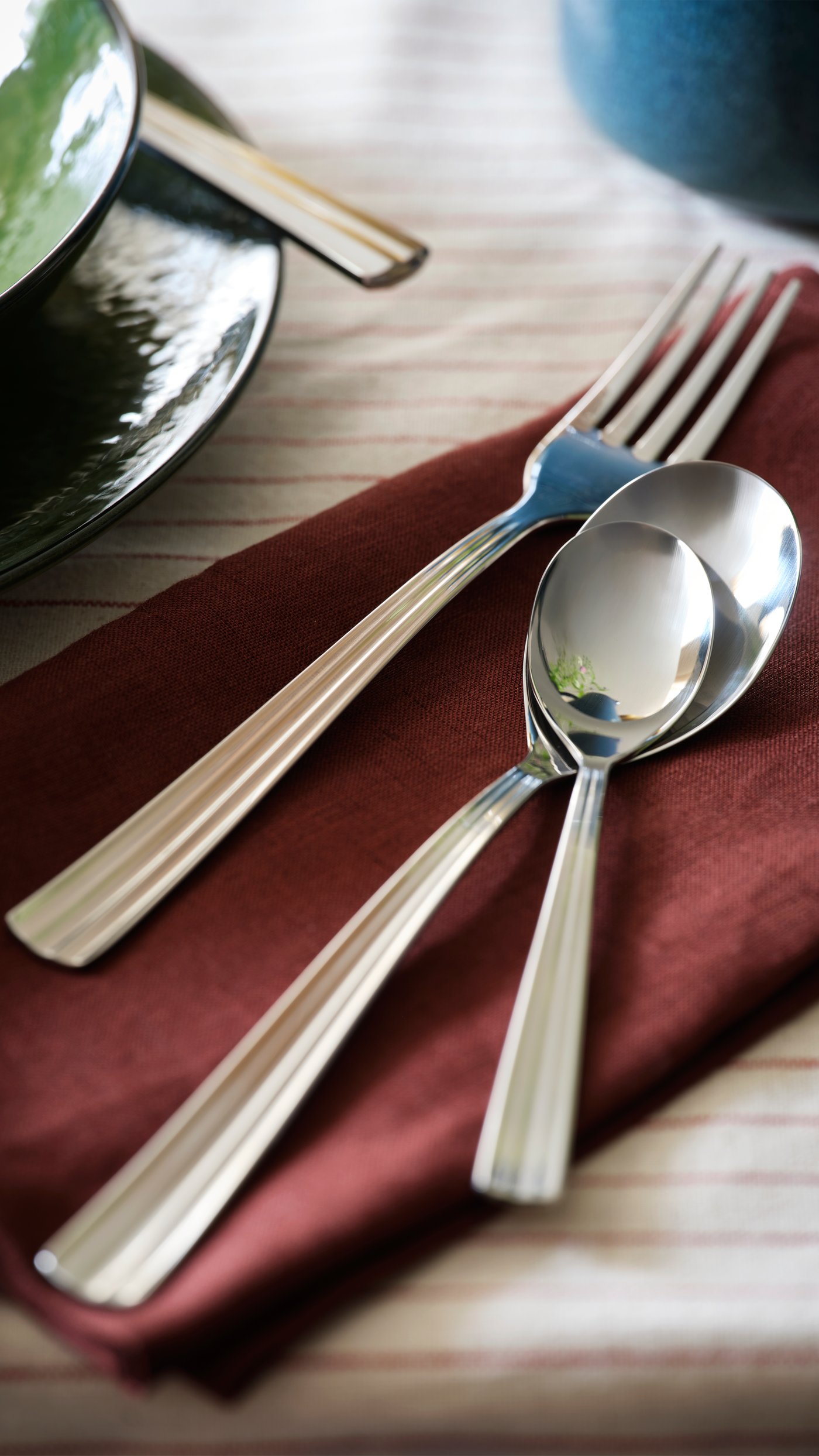 A green PELARKAKTUS plate in the dining room