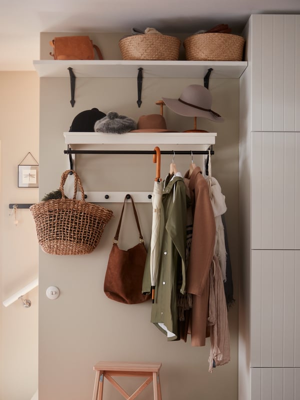 HEMNES Garderobe in einem hellen Flur
