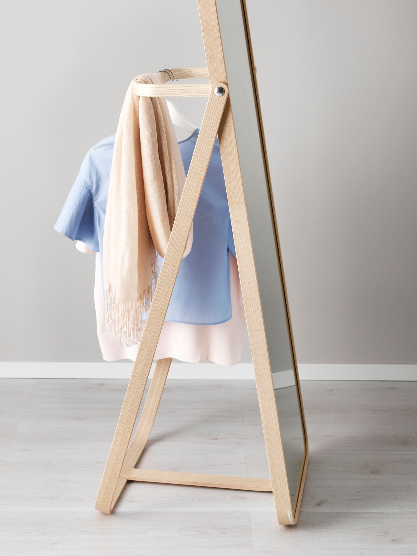 Uno specchio da terra IKORNNES in frassino.