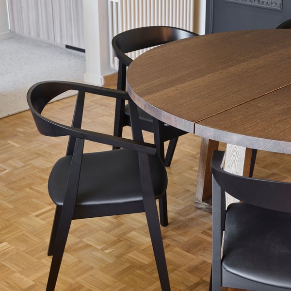Een eiken gefineerde bruin gebeitste MÖRBYLÅNGA tafel