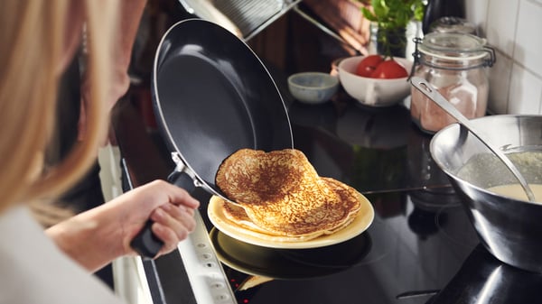 Une poêle TAGGHAJ noire avec revêtement antiadhésif dans la cuisine