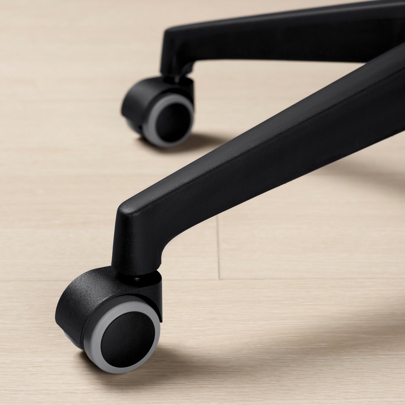 Una silla de oficina CENTERHALV negra