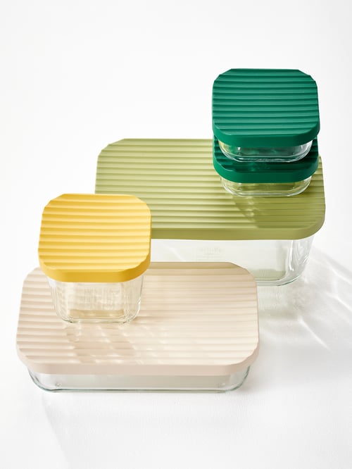 Bucătărie cu un set HAVSTOBIS alb de 5 recipiente alimentare cu capace multicolore din plastic polipropilenic.