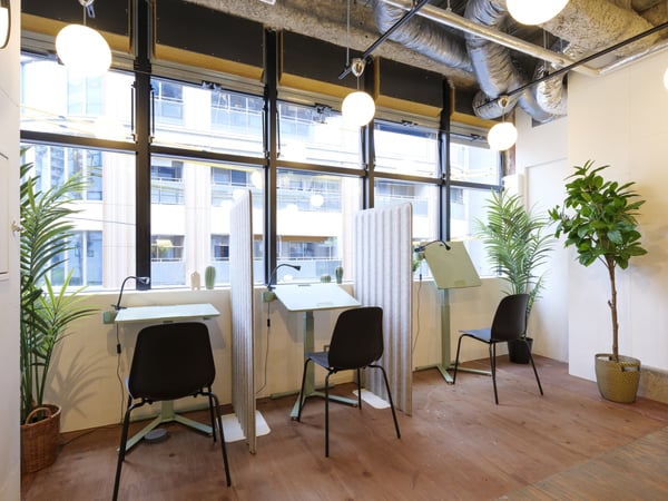 セミナールームの窓際席は、角度の変わるテーブルを設置。