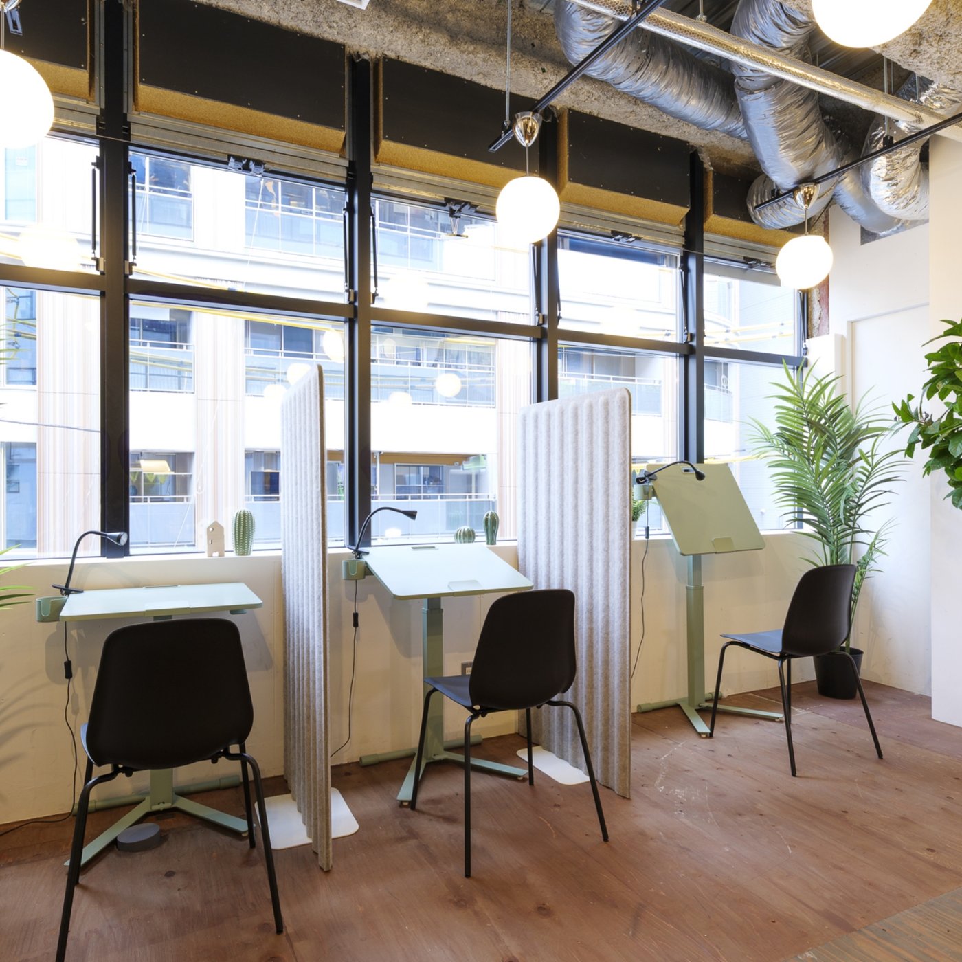 セミナールームの窓際席は、角度の変わるテーブルを設置。