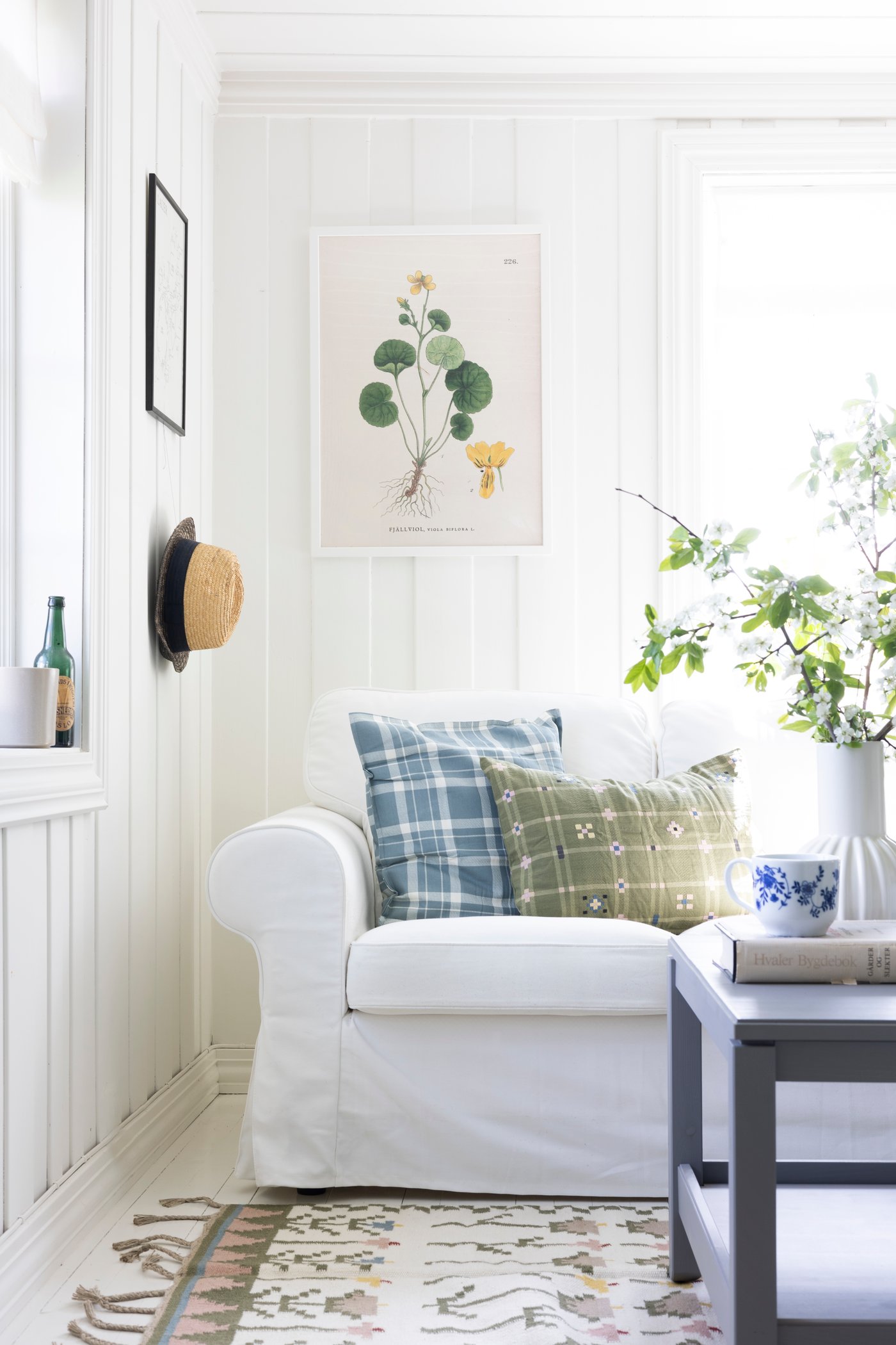 En hvitmalt stue på sommerhytta.