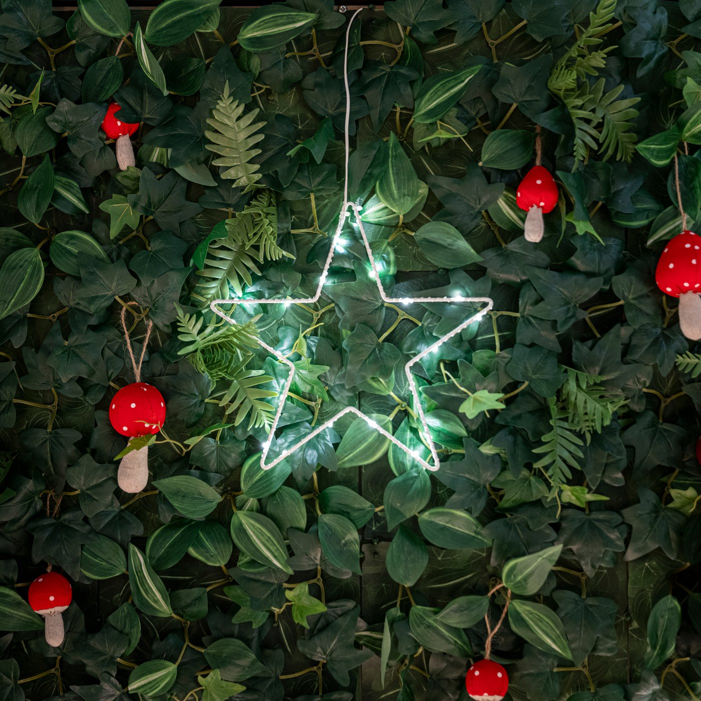 A mushroom red/natural VINTERFINT tree ornament