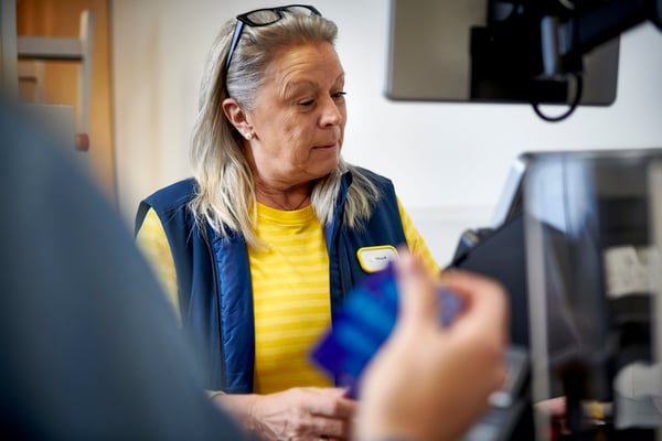 A customer service representative advises a customer.