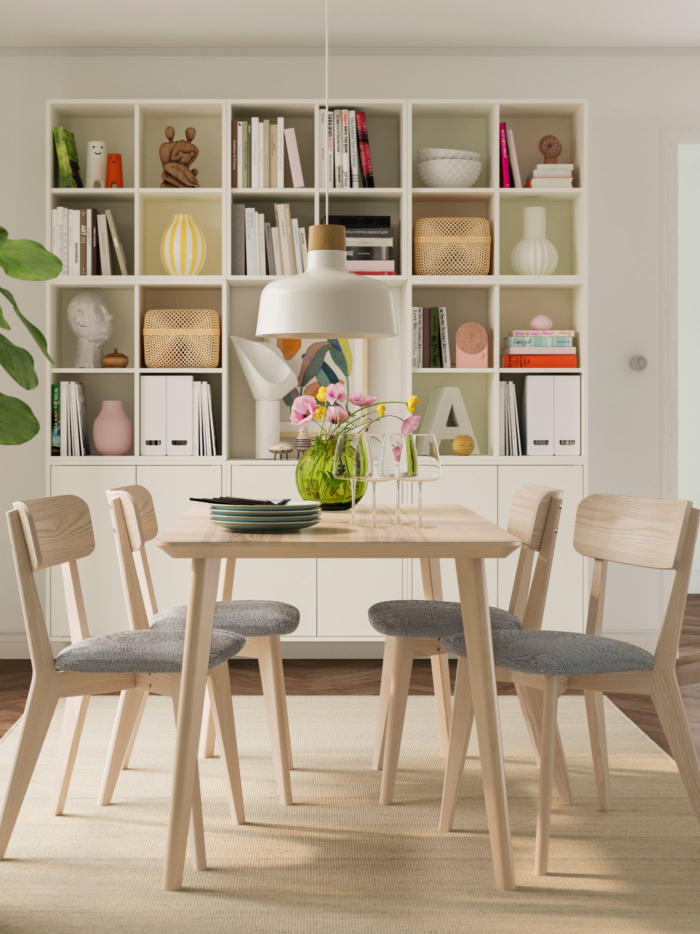 Sala da pranzo con tavolo in impiallacciatura di frassino della collezione LISABO, abbinato a 4 sedie abbinate.