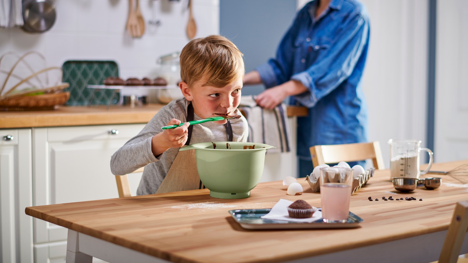 A green/white GUBBRÖRA rubber spatula
