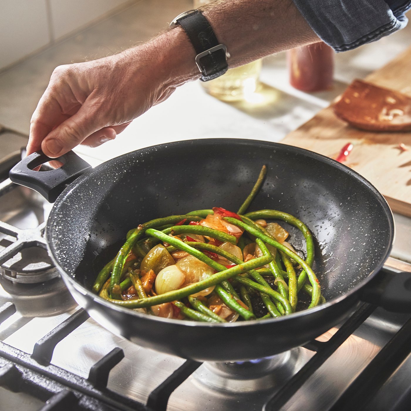 A non-stick coating black HEMLAGAD wok with lid