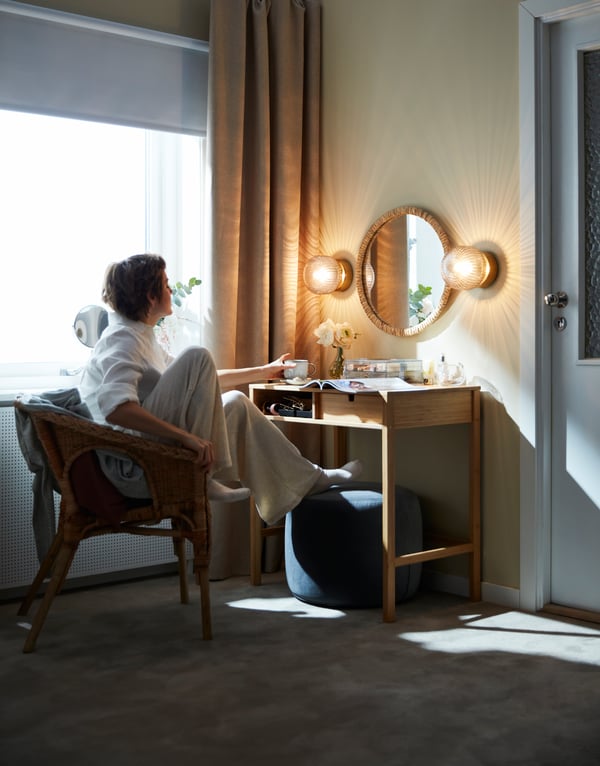 A water hyacinth STAFFANSTORP mirror in the bedroom