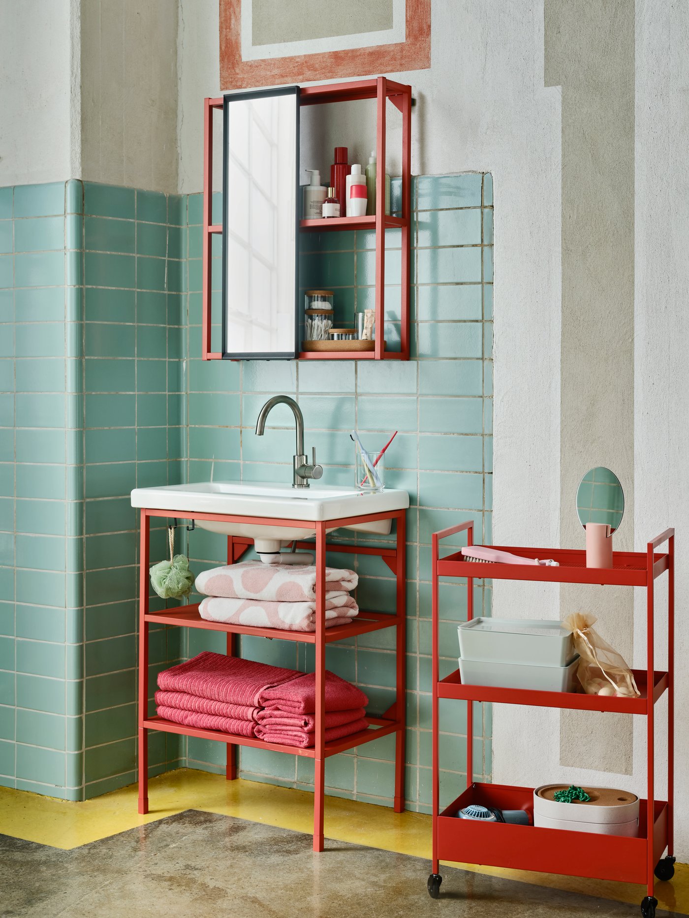 Kabinet bawah sink cuci tangan dan storan atas ENHET berwarna merah jingga dengan cermin berwarna antrasit/kelabu di dalam bilik mandi yang berwarna-warni.