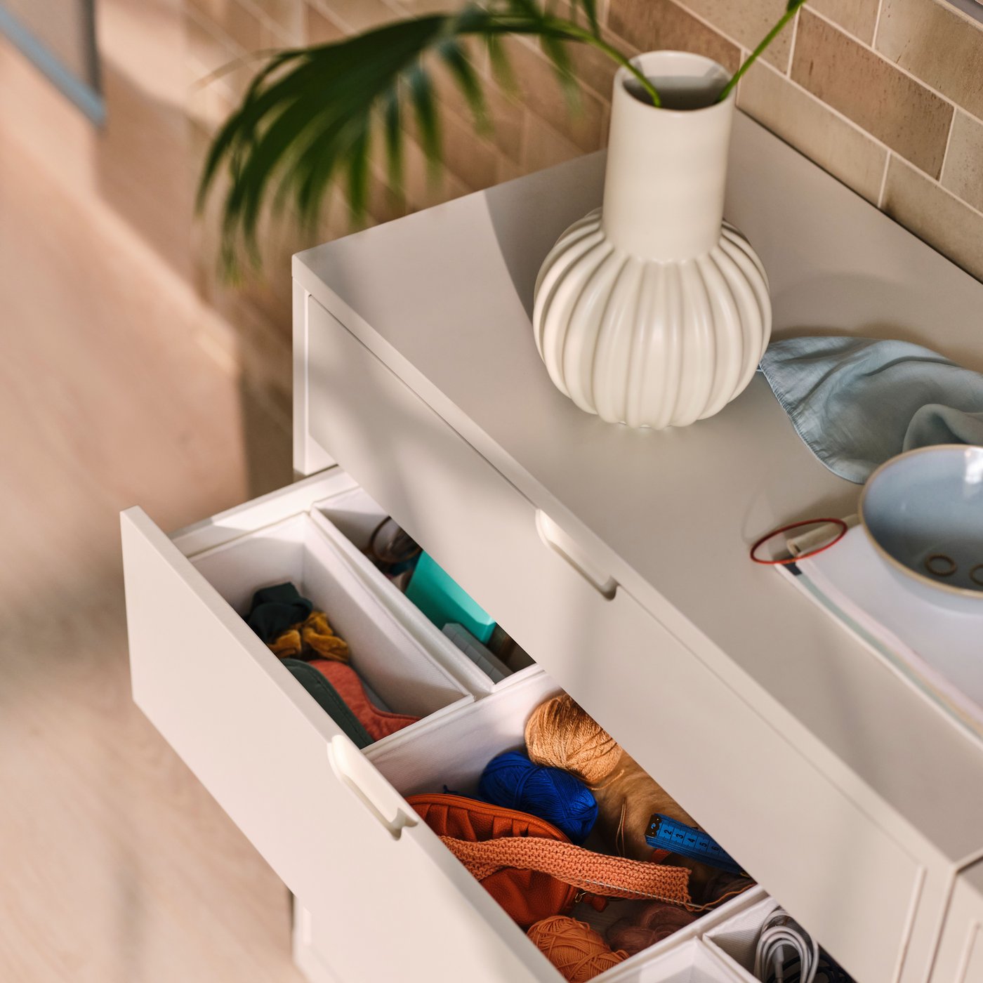 A white SKOGSTUNDRA vase in the bedroom
