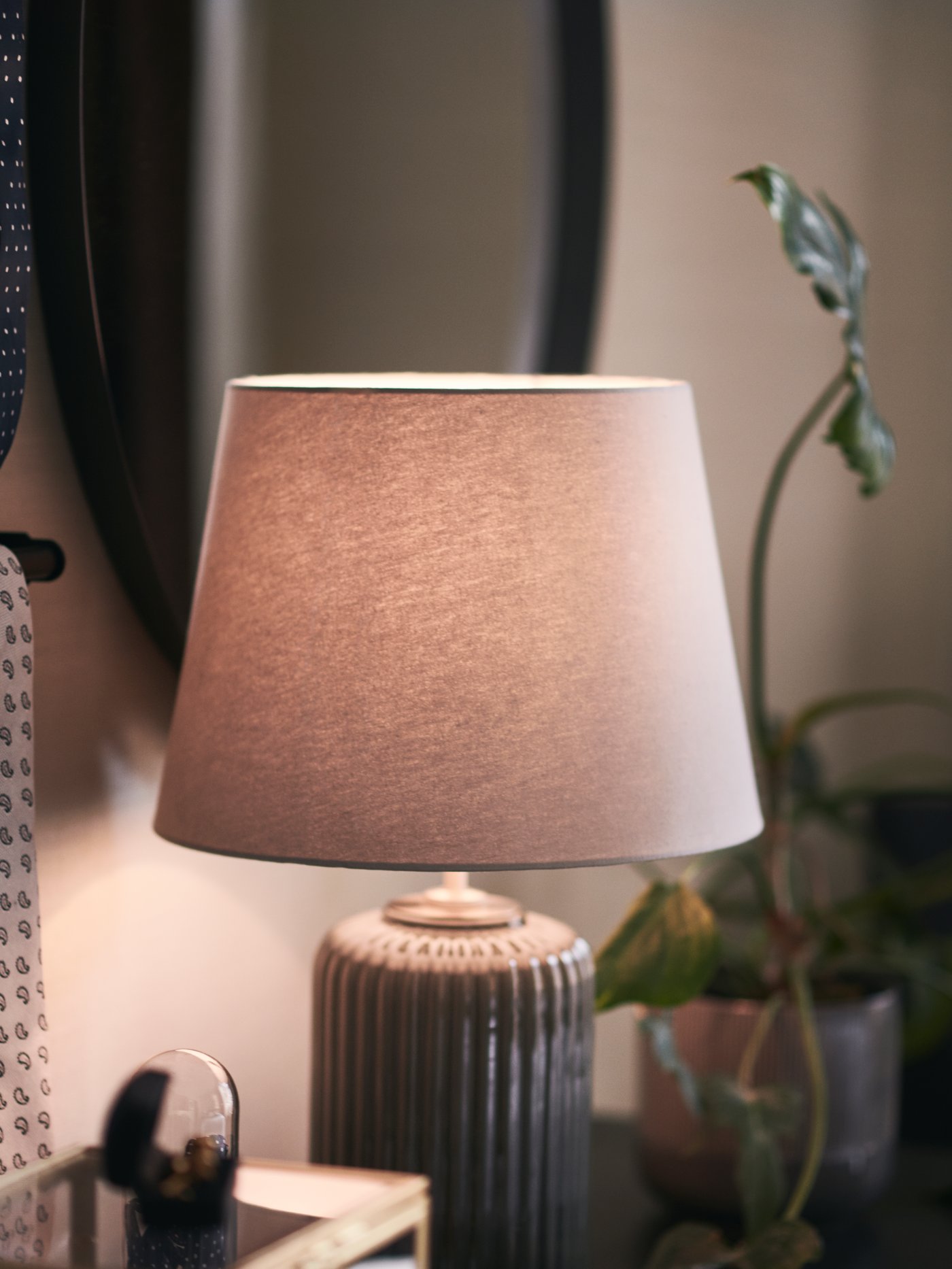 ÅRSTID オースティード テーブルランプ, 真ちゅう, ホワイト - IKEA