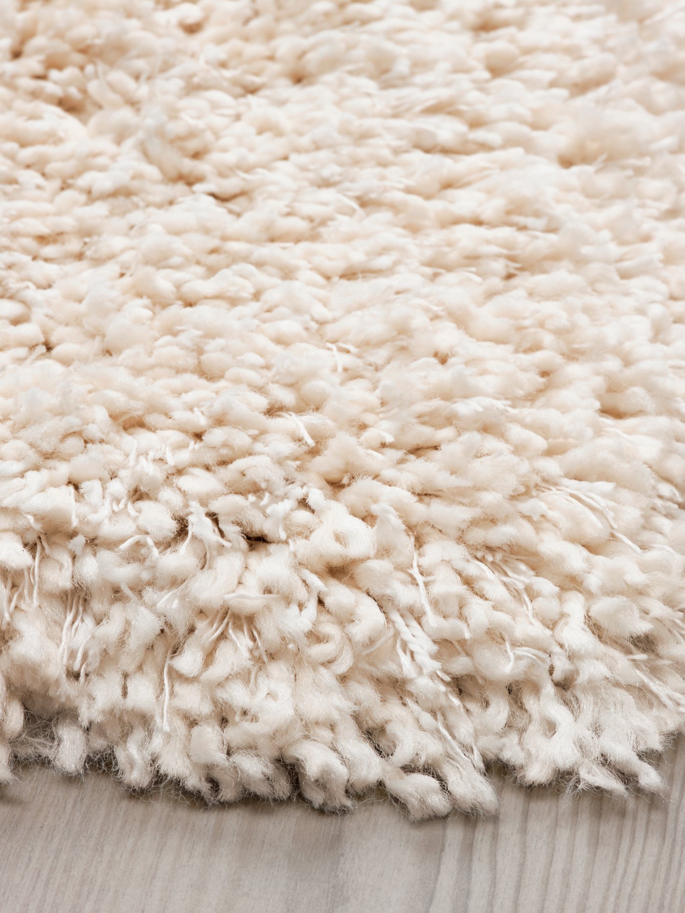 Una alfombra VOLLERSLEV de pelo largo color blanco.