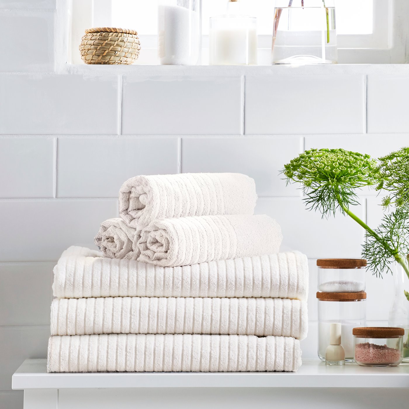 A white VÅGSJÖN bath towel in the bathroom